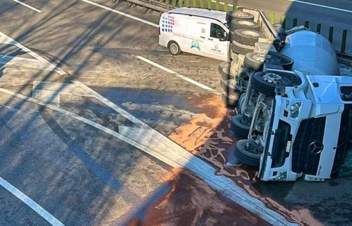 Un camion basculé bloque l’autoroute de l’aéroport