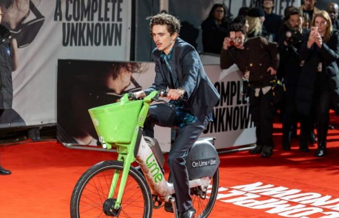 [À VOIR] Timothée Chalamet arrive à vélo sur la montée des marches du film “Un Parfait Inconnu”