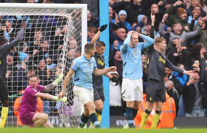 Qu’il s’agisse de se gratter la tête d’angoisse ou de s’en prendre aux fans, les signes de la “rupture du mariage” secrète de Pep Guardiola