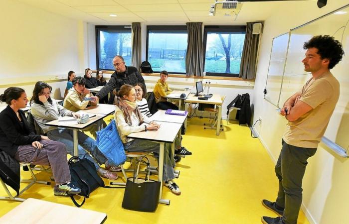 Le navigateur Thomas André rencontre les élèves de la classe bilingue du lycée Tristan-Corbière