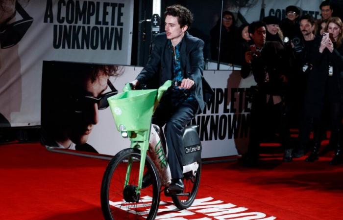 Timothée Chalamet arrive en vélo électrique sur le tapis rouge à Londres, voici la raison