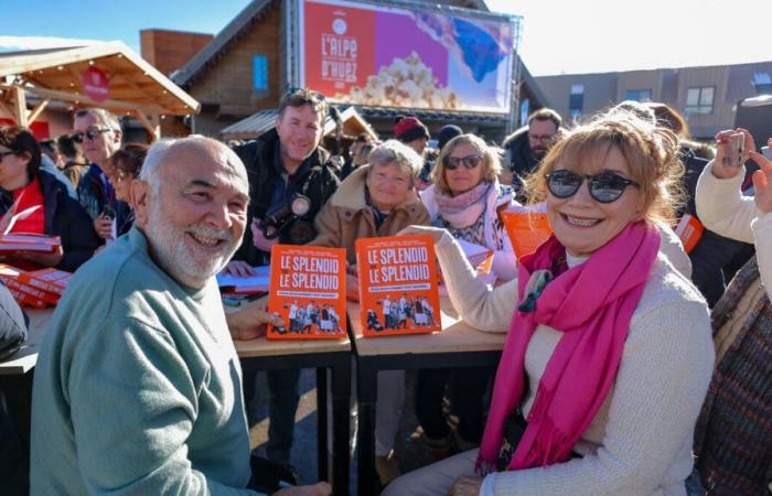 au festival de l’Alpe d’Huez, deux tanneurs de ski devant leurs fans