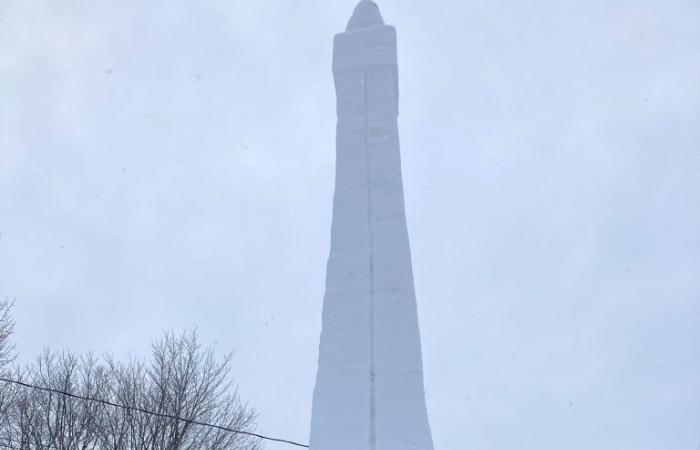 Jean-Marie Laliberté sculpte la Tour Eiffel et ses anneaux olympiques dans la neige