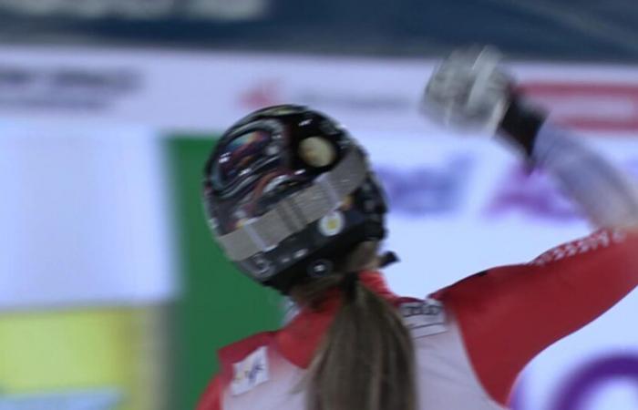 Camille Rast augmente son avance en tête avec sa victoire en slalom de Flachau – Vidéo de ski alpin