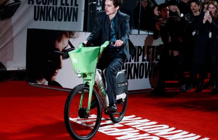 Quand Timothée Chalamet débarque sur le tapis rouge de « A Perfect Unknown » sur un « vélib’ » londonien