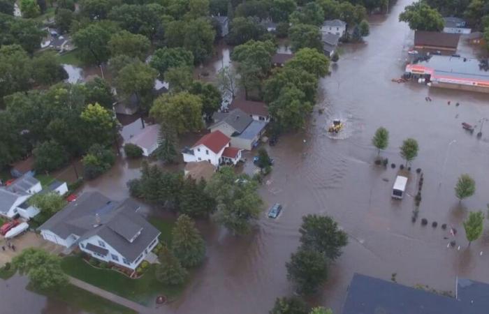 Noem remet des médailles de l’héroïsme aux intervenants en cas d’inondation