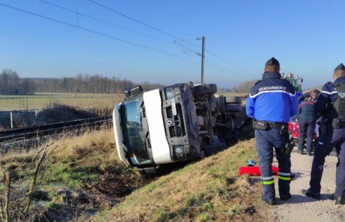 Meurthe-et-Moselle. Un camion plein de lisier gît dans le fossé près de Baccarat