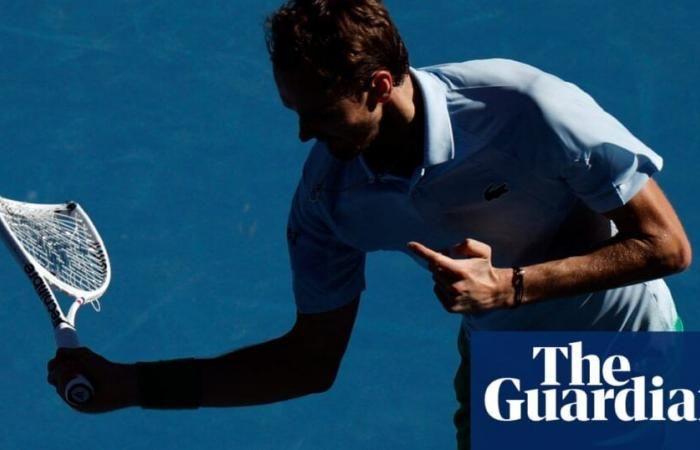 Daniil Medvedev fracasse la caméra lors d’une victoire en cinq sets à l’Open d’Australie