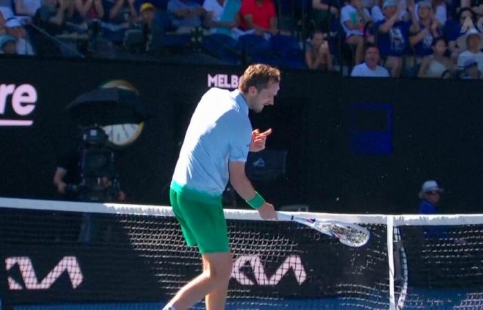 VIDÉO – Daniil Medvedev fracasse la caméra du filet lors d’un match passionnant en cinq sets à l’Open d’Australie