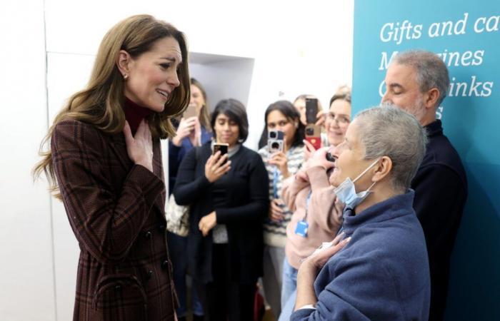 Kate Middleton visite l’hôpital où elle a suivi un traitement contre le cancer pour remercier le personnel et rencontrer les patients