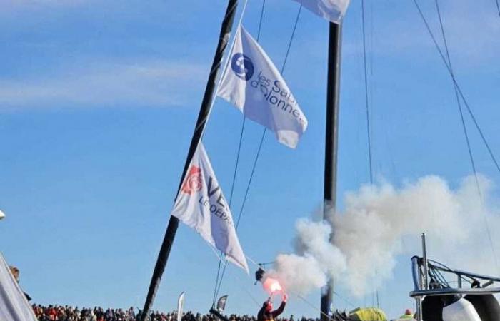 Direct. Charlie Dalin, winner of the 2024 Vendée Globe, sails up the channel in Les Sables-d’Olonne