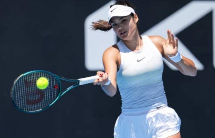 Raducanu souffre, mais avance contre Alexandrova