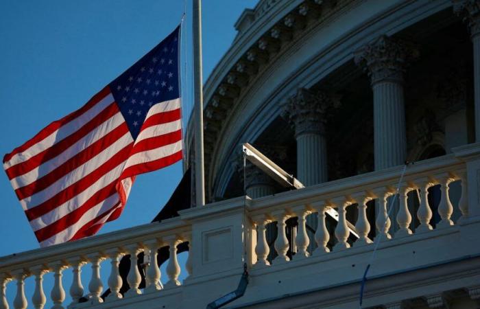 Drapeaux levés et non en berne pour l’investiture de Trump