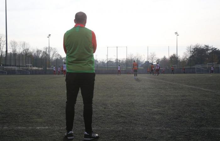 un instructeur de football incarcéré pour plusieurs viols et agressions sexuelles sur des adolescents du club