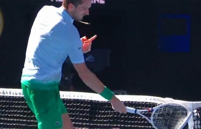 Daniil Medvedev s’emporte lors du match de l’Open d’Australie