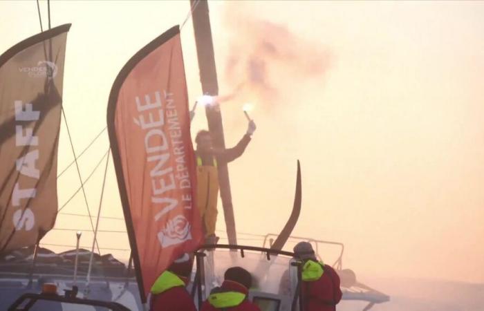 images du skipper français Charlie Dalin célébrant sa victoire