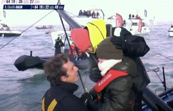 après plus de deux mois en mer, les retrouvailles très émouvantes de Charlie Dalin avec sa femme et son fils (vidéo)