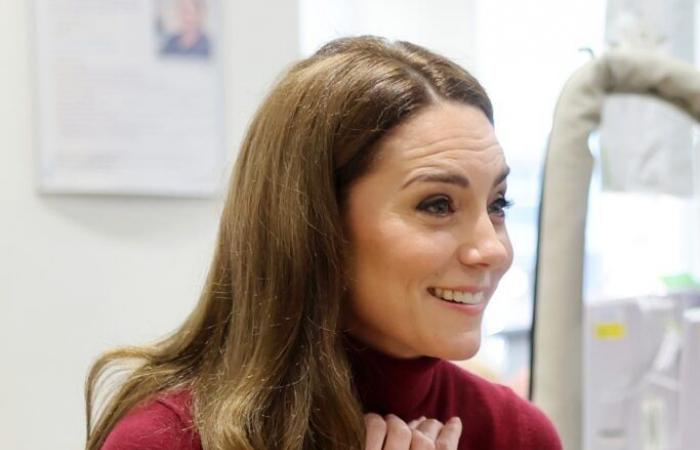 Émue, Kate Middleton rend visite aux patients de l’hôpital où elle a été soignée pour un cancer