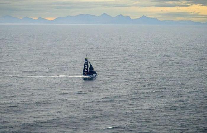 Charlie Dalin remporte le Vendée Globe et établit un nouveau record du tour du monde