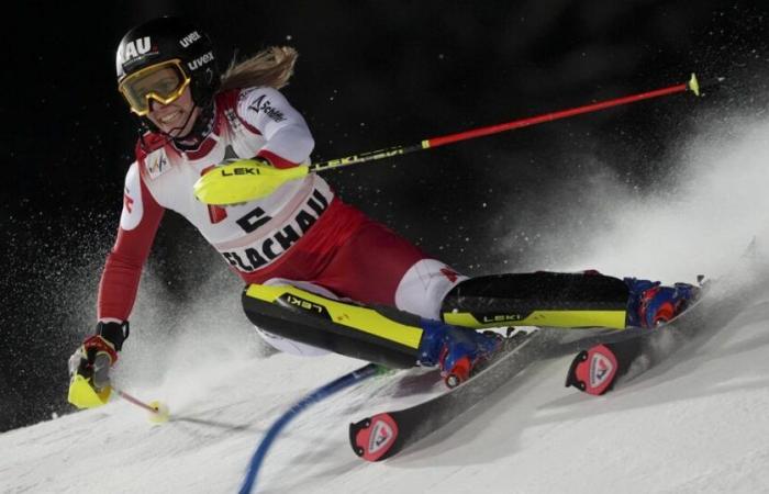 Le skieur autrichien Liensberger mène la première manche de la course nocturne avec les stars du slalom Shiffrin et Vlhova disparues