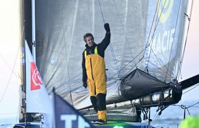 Vainqueur, Charlie Dalin prend sa revanche en battant le record de la course