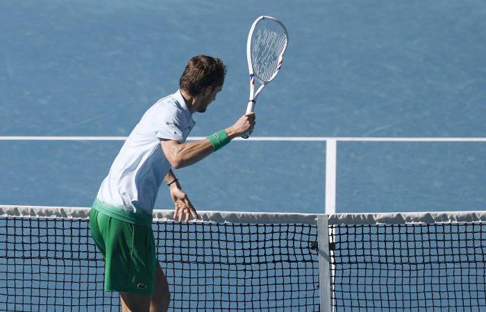 Daniil Medvedev détruit la caméra attachée au filet lors d’une difficile victoire à l’Open d’Australie