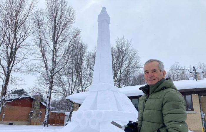 Jean-Marie Laliberté sculpte la Tour Eiffel et ses anneaux olympiques dans la neige