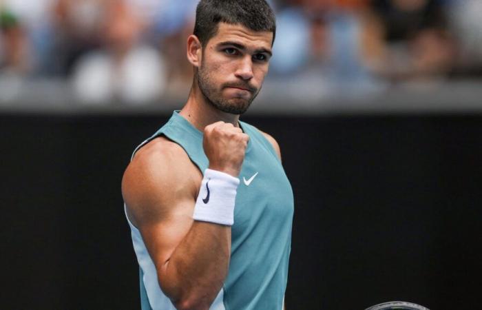 Alcaraz tire ses biceps pour revenir au troisième tour à Melbourne