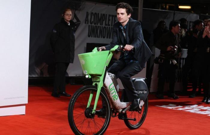 Surprendre ! Timothée Chalamet arrive sur un vélo Lime à la première de A Perfect Stranger à Londres