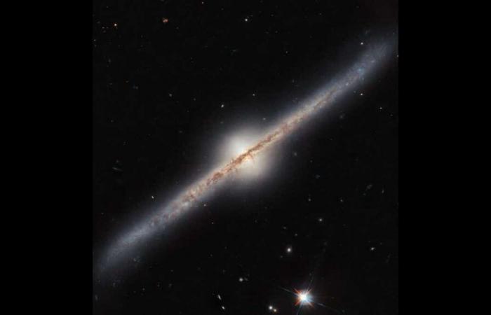 La galaxie spirale inclinée qu’Hubble a mis 23 ans à capturer