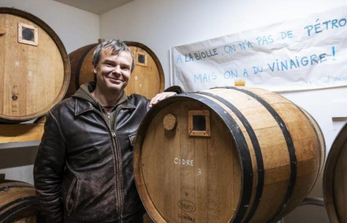 En images. Il est l’un des rares vinaigriers artisanaux en France et utilise… des vins de Savoie