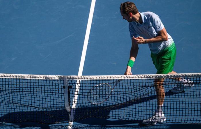 A l’Open d’Australie, Daniil Medvedev détruit une caméra avec sa raquette