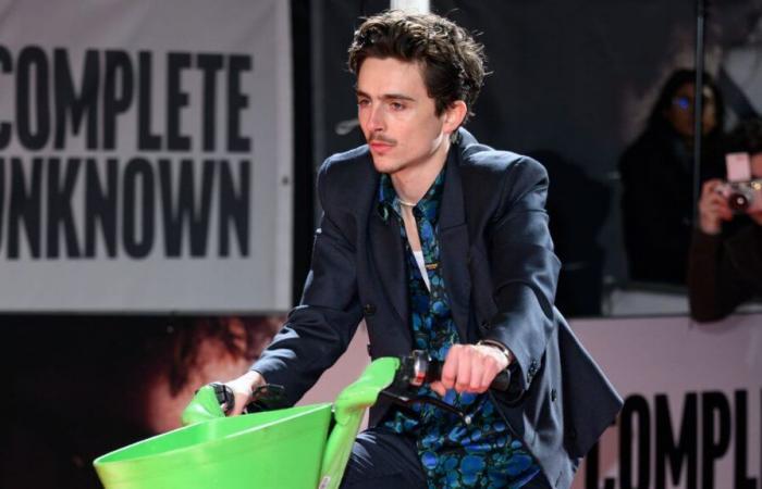 Timothée Chalamet arrive à l’avant-première de Un Parfait Inconnu… à vélo