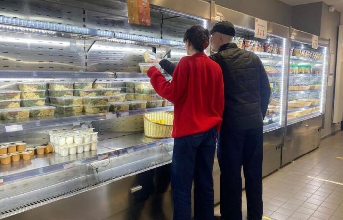 à Paris, le Crous passe en revue les stocks de la cantine universitaire de Champollion