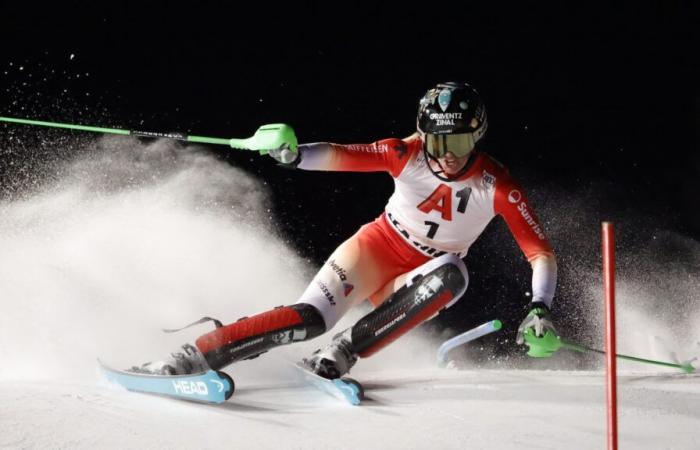 Camille Rast survole le slalom nocturne de Flachau