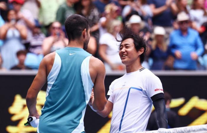 Carlos Alcaraz éblouit à l’Open d’Australie, écrase Nishioka en deux sets pour atteindre le troisième tour.