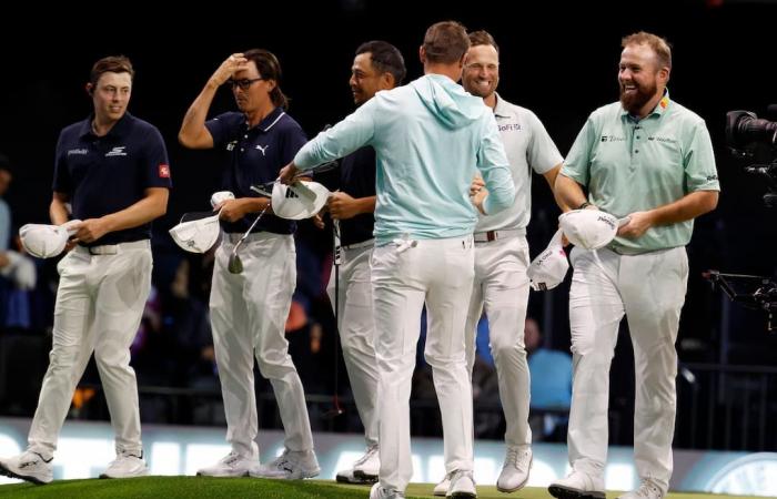 Tiger Woods monte sur scène lors d’une soirée de golf virtuelle loufoque en Floride