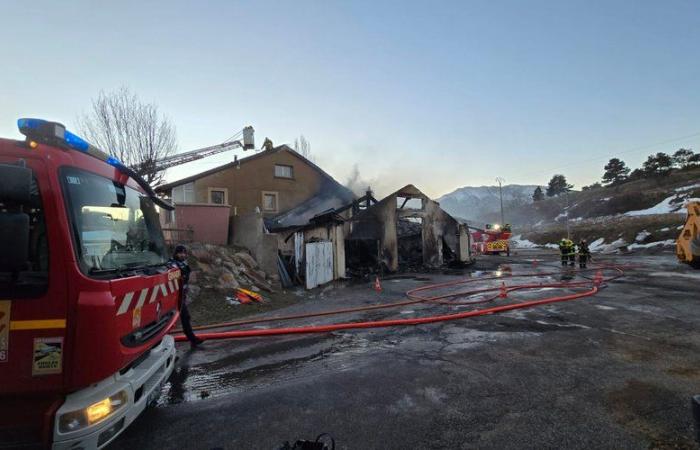 terrible incendie dans les Pyrénées-Orientales, les flammes ravagent une mairie et des ateliers municipaux