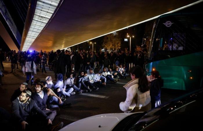 Les Israéliens manifestent pour et contre un accord visant à libérer progressivement les otages