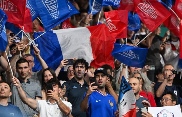 trop bruyants, les supporters français obligent les joueurs et spectateurs d’un autre match à changer de terrain