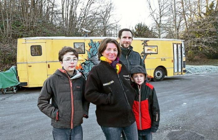 ils vendent leur maison pour partir en road trip, leur bus aménagé tombe en panne au bout de 80 km [Vidéo]