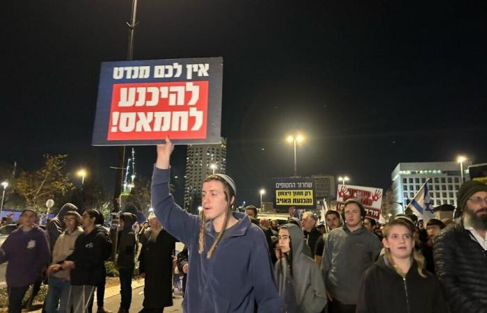 Les Israéliens manifestent pour et contre un accord visant à libérer progressivement les otages