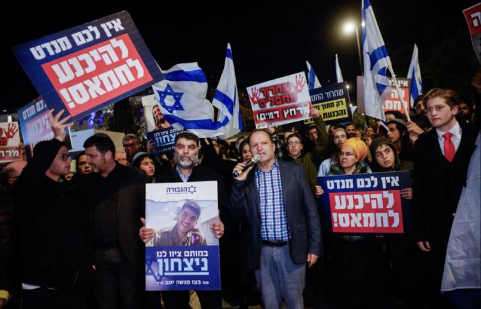 Les Israéliens manifestent pour et contre un accord visant à libérer progressivement les otages