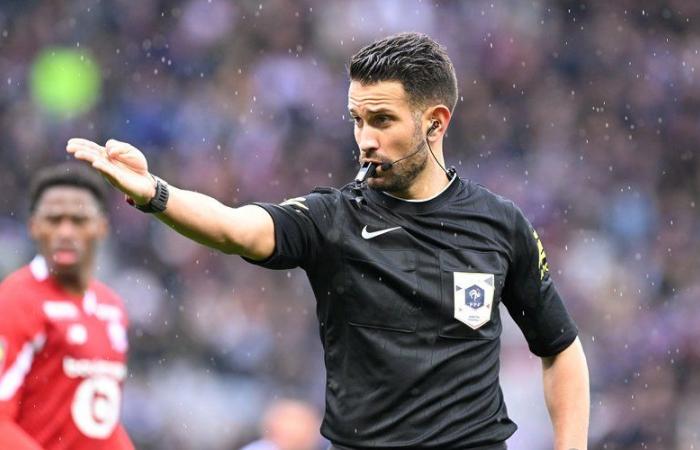 « Il a perdu pied », « des erreurs multiples »… Quand l’arbitre du match reçoit la pire note possible après un match