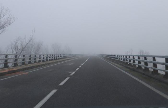 un agent du ministère heurté par une voiture alors qu’il mesurait la température de la route sur un pont