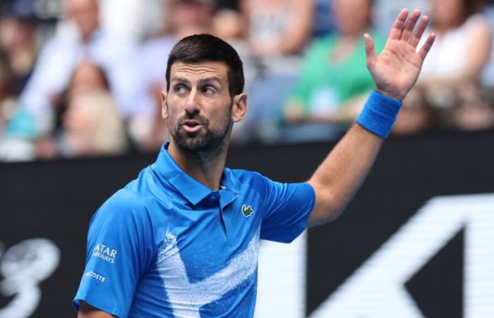 Novak Djokovic se bat avec l’arbitre de chaise après que les projecteurs ont allumé la Rod Laver Arena, match du deuxième tour contre Jaime Faria