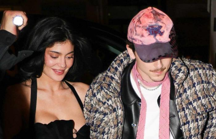 Kylie Jenner et Timothée Chalamet se tiennent la main lors d’une soirée romantique et élégante à Paris