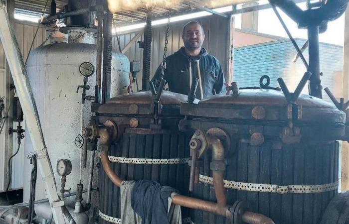 Le distillateur ambulant a installé son alambic dans les Deux-Sèvres