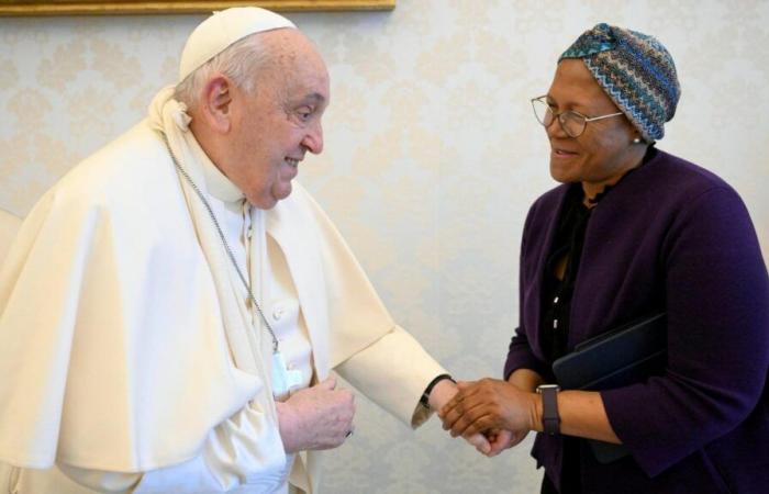 Le pape souffre d’un bras meurtri après une chute