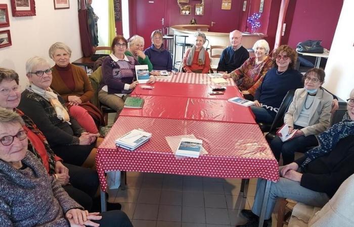 Former swimmer Claire Supiot presented her book at the Café lecture in Garennes-sur-Loire.